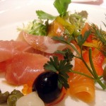 640px-Salade_de_jambon_cru_et_saumon_fume